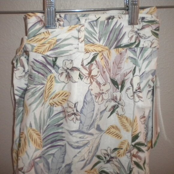 Dalia Women's Size Medium Floral Linen Blend Elastic Back Waist Shorts NWT - Picture 3 of 4